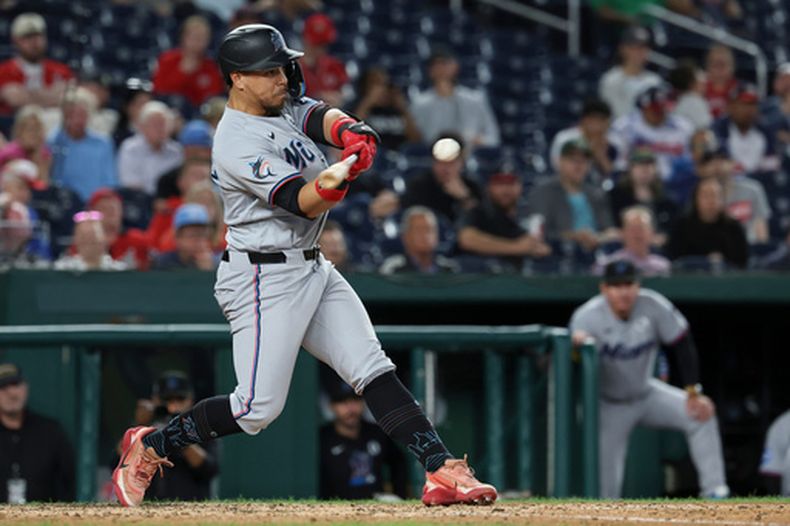 El dominicano Heriberto Hernández de los Marlins de Miami batea un jonrón de dos carreras frente al pitcher de los Nacionales de Washington Mitchell Parker en la novena entrada el martes 2 de junio del 2026. (AP Foto/Terrance Williams)