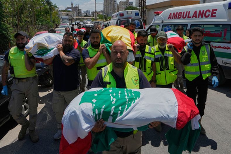 Paramédicos llevan los cuerpos de víctimas de un bombardeo israelí en Tiro, Líbano, el 29 de mayo del 2026. (AP foto/Mohammed Zaatari)