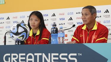 La capitana de Vietnam Huynh Nhu y el entrenador Mai Duc Chung en conferencia de prensa antes del duelo ante Estados Unidos en la Copa Mundial femenina en Auckland, Nueva Zelanda el viernes 21 de julio del 2023. (AP Foto/Rafaela Pontes)