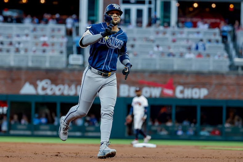 El cubano Víctor Mesa Jr., de los Rays de Tampa Bay, recorre las bases luego de sacudir un jonrón ante los Bravos de Atlanta el miércoles 9 de septiembre de 2026 (AP Foto/Erik S. Lesser)