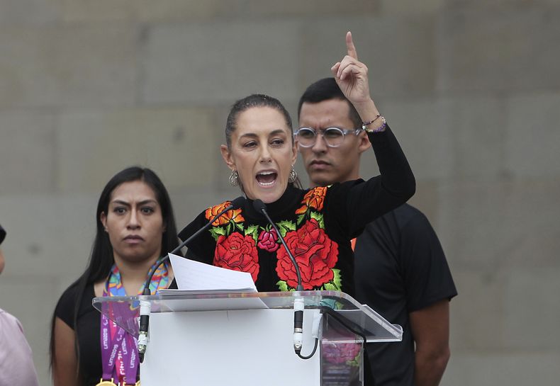 La ex jefa de gobierno de la Ciudad de México Claudia Sheinbaum durante un evento de cierre de campaña por la nominación presidencial del partido MORENA, el sábado 26 de agosto de 2023, en Ciudad de México. (AP Foto/Ginnette Riquelme)