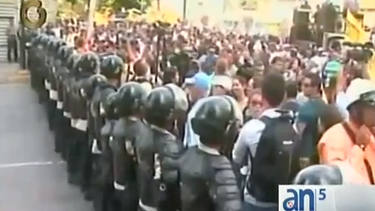 americateve | Periodistas y trabajadores de la prensa se unieron a las manifestaciones de los estudiantes universitarios en Venezuela pero esta vez para exigir al gobierno la entrega de los dólares para importar el papel que se requiere para imprimir los periódicos.