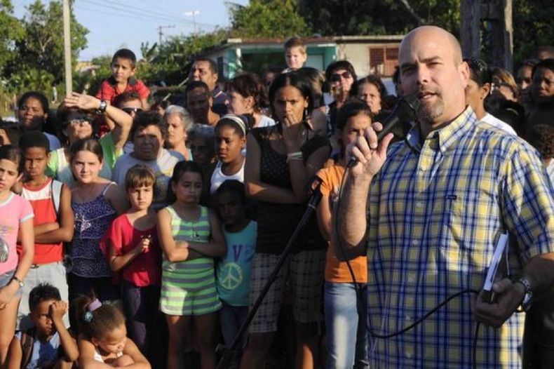 El espía Gerardo Hernández en un acto de los CDR en su barrio natal.