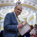 El líder de la mayoría en el Senado, el demócrata Chuck Schumer, habla con reporteros en el Capitolio, el martes 12 de diciembre de 2023, en Washington. (AP Foto/J. Scott Applewhite)
