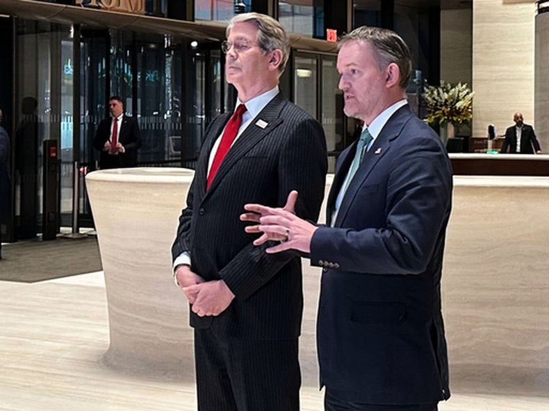 En esta imagen tomada con un smartphone, el secretario del Tesoro, Scott Bessent, a la izquierda, y el representante comercial de Estados Unidos, Jamieson Greer, se dirigen a la prensa n Nueva York, el domingo 20 de septiembre de 2026. (AP Foto/Matt Sedensky)