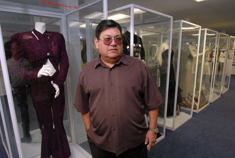 ARCHIVO - Abraham Quintanilla, padre de la fallecida cantante Selena, aparece frente a los trajes que usó Selena en Corpus Christi, Texas, el 24 de junio de 2011. (Foto AP/Paul Iverson, archivo)