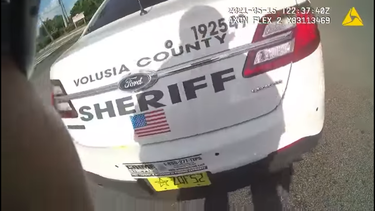 VIDEO: Momento en el que un agente de Florida pone fin a una persecución policial con una barrera de pinchos