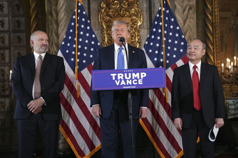 El virtual presidente electo Donald Trump en una conferencia de prensa en Mar-a-Lago, el lunes 16 de diciembre de 2024, en Palm Beach, Florida, acompañado del director general de SoftBank Group, Masayoshi Son, a la derecha, y el nominado a secretario de Comercio, Howard Lutnick. (AP Foto/Evan Vucci)