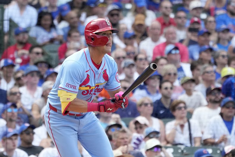 Lars Nootbaar, de los Cardenales de San Luis, observa su elevado de sacrificio en la novena entrada del duelo ante los Cachorros de Chicago, el sábado 3 de agosto de 2024 (AP Foto/Charles Rex Arbogast)