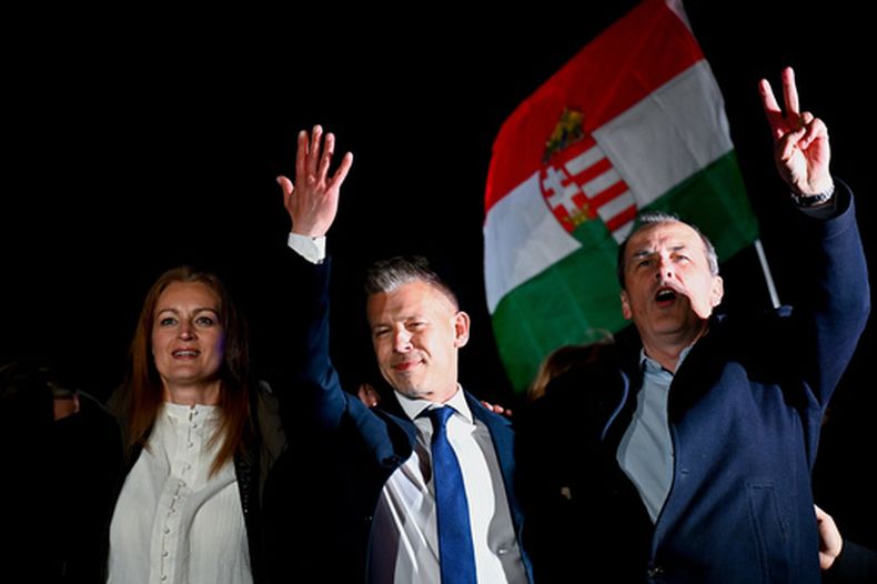 Peter Magyar, líder del partido de oposición Tisza, celebra con miembros del partido después del anuncio de los resultados parciales en la elección parlamentaria, el domingo 12 de abril de 2026, en Budapest. (AP Foto/Denes Erdos)