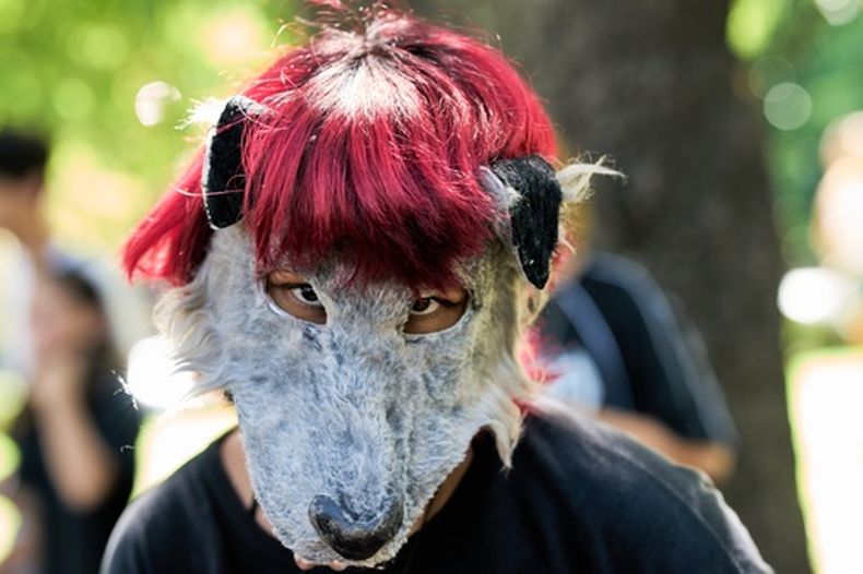 La adolescente que se hace llamar Aguara lleva una máscara de perro durante una reunión de Therians, personas que dicen identificarse como animales, en Buenos Aires, Argentina, el domingo 22 de febrero de 2026. (AP Foto/Rodrigo Abd)