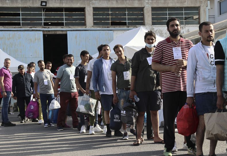 Los sobrevivientes del último trágico naufragio de un barco con migrantes se preparan para abordar un autobús para trasladarse a Atenas, el viernes 16 de junio de 2023, en el puerto de Kalamata, Grecia. (John Liakos/InTime News vía AP)