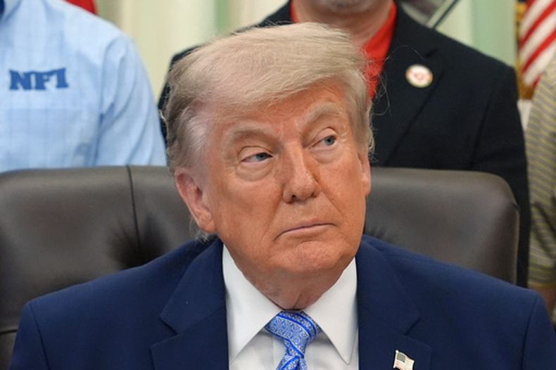 El presidente de Estados Unidos, Donald Trump, asiste a un acto sobre aliviar la normativa de refrigerantes en la Oficina Oval, en la Casa Blanca, el 21 de mayo de 2026, en Washington. (AP Foto/Jacquelyn Martin)