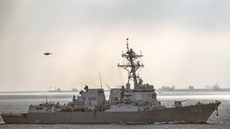 El buque estadounidense USS Truxtun en el Estrecho de Bósforo vía al Mar Negro en Estambul, Turquía, el 7 de marzo del 2014. (AP foto/Emrah Gurel)