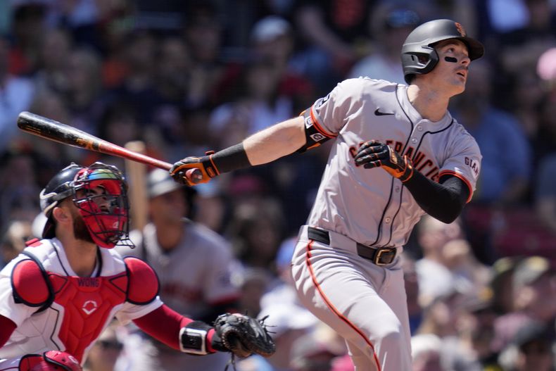 Mike Yastrzemski de los Gigantes de San Francisco observa su jonrón solitario en la tercera entrada del juego ante los Medias Rojas de Boston en Fenway Park el jueves 2 de mayo del 2024. (AP Foto/Charles Krupa)