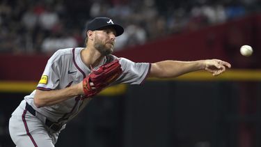 El lanzador de los Bravos de Altanta, Chris Sale lanza ante los Diamondbacks de Arizona durante el primer episodio de un juego de béisbol, el martes 9 de julio de 2024, en Phoenix. (AP Foto/Rick Scuteri)