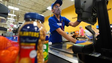 Un cajero marca precios de artículos en una tienda en Dallas, el 28 de agosto de 2025. (AP Foto/LM Otero, Archivo)