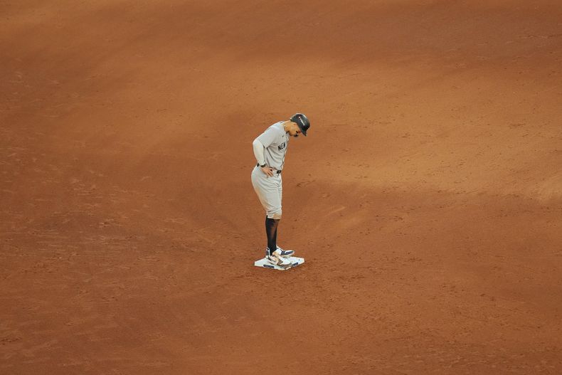 Aaron Judge, de los Yankees de Nueva York, se para en la intermedia tras pegar un doble ante los Azulejos de Toronto, el sábado 4 de octubre de 2025 (Chris Young/The Canadian Press via AP)
