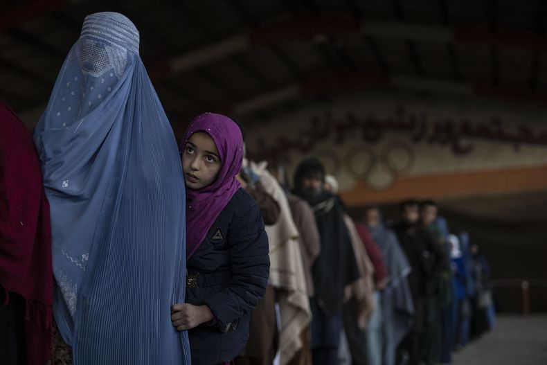 En esta imagen de archivo, mujeres esperan en fila para recibir dinero en efectivo durante una entrega de ayuda del Programa Mundial de Alimentos, en Kabul, Afganistán, el 20 de noviembre de 2021. (AP Foto/Petros Giannakouris)