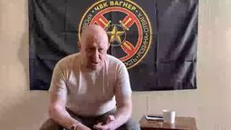 En esta imagen de archivo tomada de un video distribuido por el servicio de prensa de Prigozhin el 23 de junio de 2023, Yevgeny Prigozhin, el millonario propietario del contratista militar Grupo Wagner, habla durante una entrevista desde un lugar no especificado. (Servicio de prensa de Prigozhin vía AP, archivo)