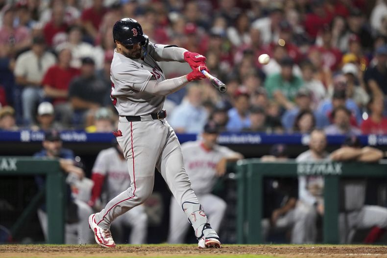 Carlos Narváez, de los Medias Rojas de Boston, batea un cuadrangular de dos carreras que marcó la diferencia en el partido de béisbol de Grandes Ligas frente a los Filis de Filadelfia durante la 11ma entrada, el miércoles 23 de julio de 2025, en Filadelfia. (AP Foto/Matt Slocum)
