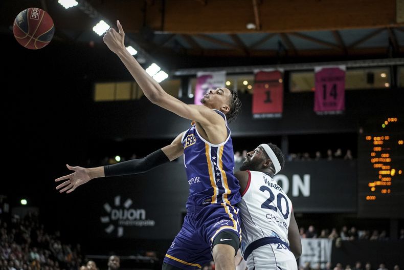 Victor Wembanyama, del Boulogne-Levallois, durante el partido contra JDA Dijon en el Palais de Sports Jean-Michel Geoffroy en Dijon, Francia, el domingo 15 de enero de 2023. (AP Foto/Laurent Cipriani)