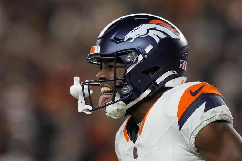 Marvin Mims Jr., receptor de los Broncos de Denver, festeja un touchdown ante los Bengals de Cincinnati, el sábado 28 de diciembre de 2024 (AP Foto/Carolyn Kaster)