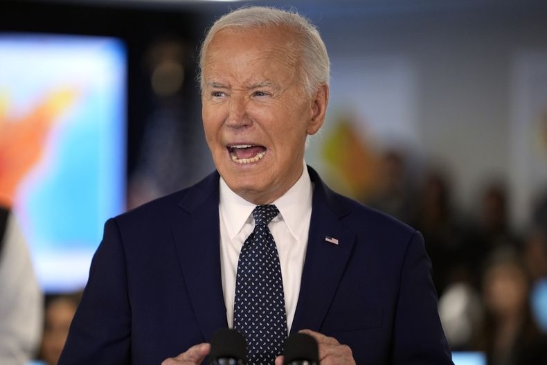 El presidente Joe Biden durante una visita al Centro de Operaciones de Emergencia de D.C., el martes 2 de julio de 2024, en Washington. (AP Foto/Evan Vucci)