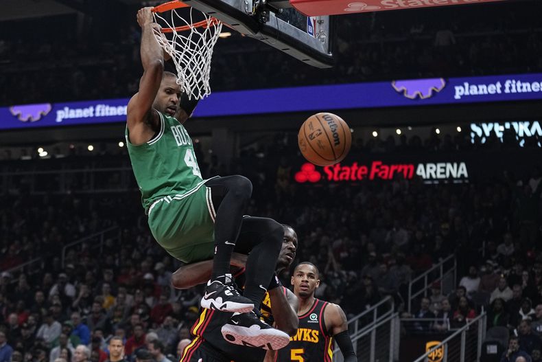 El dominicano Al Horford, de los Celtics de Boston, encesta frente a los Hawks de Atlanta, en el encuentro de playoffs realizado el jueves 27 de abril de 2023 (AP Foto/Brynn Anderson)