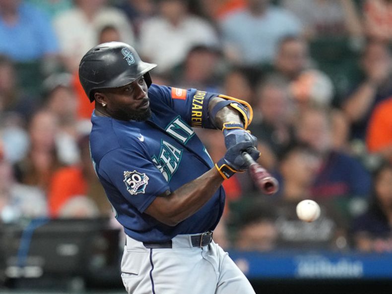 El mexicano Randy Arozarena conecta un sencillo productor por los Marineros de Seattle ante los Astros de Houston, el domingo 16 de agosto de 2026 (AP Foto/Karen Warren)