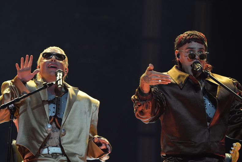 CA7RIEL, a la derecha, y Paco Amoroso se presentan durante su concierto en la Ciudad de México, el viernes 15 de agosto de 2025. (Foto AP/Fernando Llano)
