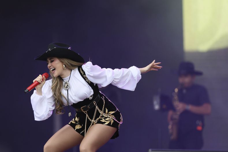 La cantante mexicana Carolina Ross durante su presentación en el festival Arre en la Ciudad de México el 7 de septiembre de 2024. (Foto AP/Ginnette Riquelme)