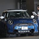 ARCHIVO - Una compradora inspecciona un Cooper S sedán 2023 en Highlands Ranch, Colorado. El Departamento de Comercio dio a conocer su informe sobre el gasto de consumo el viernes 28 de abril de 2023. Un índice crucial de la inflación subyacente que la Reserva Federal sigue con atención siguió siendo alto en marzo, por lo cual el banco central sigue en camino de elevar las tasas de interés por décima vez desde marzo del año pasado. (AP Foto/David Zalubowski, File)