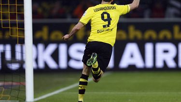americateve | El jugador de Borussia Dortmund, Robert Lewandowski, festeja un gol contra Stuttgart en la Bundesliga el viernes, 1 de noviembre de 2013, en Dortmund, Alemania. (AP Photo/Frank Augstein)