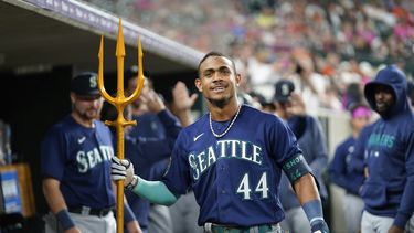 Julio Rodríguez, de los Marineros de Seattle, celebra su cuadrangular de dos carreras en contra de los Tigres de Detroit, en la novena entrada del juego de béisbol, el viernes 12 de mayo de 2023, en Detroit. (AP Foto/Paul Sancya)