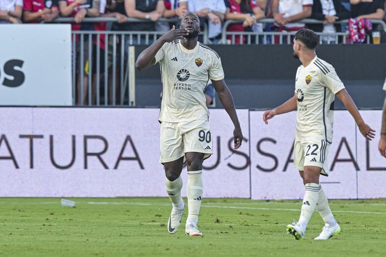 El delantero de la Roma Romelu Lukaku celebra tras anotar durante el partido de la Liga Italiana ante el Cagliari en el estadio Unipol Domus, en Cagliari, Italia, el domingo 8 de octubre de 2023. (Gianluca Zuddas/LaPresse vía AP)