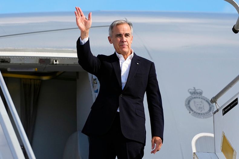El primer ministro de Canadá, Mark Carney, parte de Estrasburgo, Francia, rumbo a Liverpool, Reino Unido, para una reunión con su homólogo británico, el 16 de septiembre de 2026. (Justin Tang/The Canadian Press via AP)