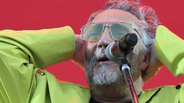 ARCHIVO - El cantante argentino Fito Paez durante su concierto en el Festival Vive Latino en la Ciudad de México el sábado 16 de marzo de 2024. el concierto gratuito de Paez en el Zócalo de la Ciudad de México, programado para el 7 de septiembre de 2024 se aplazó para el 21 de enero de 2025 después de que Paez sufriera fracturas por un accidente doméstico. (Foto AP/Ginnette Riquelme, archivo)
