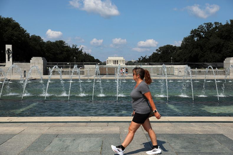 Una mujer camina cerca de la fuente del Monumento a la Segunda Guerra Mundial, el miércoles 29 de julio de 2026, en Washington. (AP Foto/Rahmat Gul)