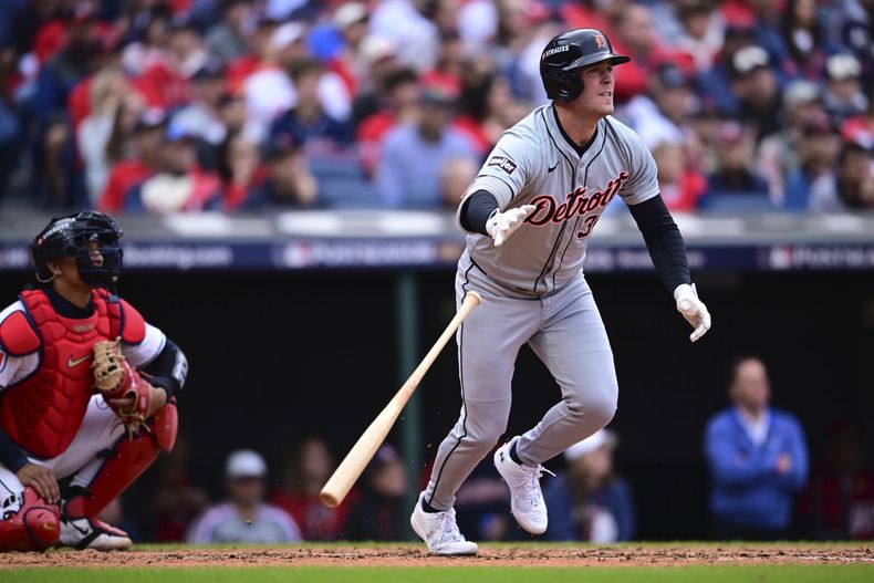 Kerry Carpenter de los Tigres de Detroit y el cátcher de los Guardianes de Cleveland Bo Naylor observan su sencillo remolcador en el quinto encuentro de la serie divisional el sábado 12 de octubre del 2024. (AP Foto/David Dermer)