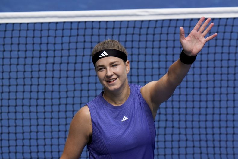 Karolina Muchova celebra tras vencer a Jasmine Paolini en los octavos de final del Abierto de Estados Unidos, el lunes 2 de septiembre de 2024, en Nueva York. (AP Foto/Eduardo Muñoz Álvarez)