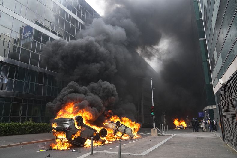 Vehículos envueltos en llamas después de una marcha por Nahel, el jueves 29 de junio de 2023, en Nanterre, a las afueras de París. (AP Foto/Michel Euler)