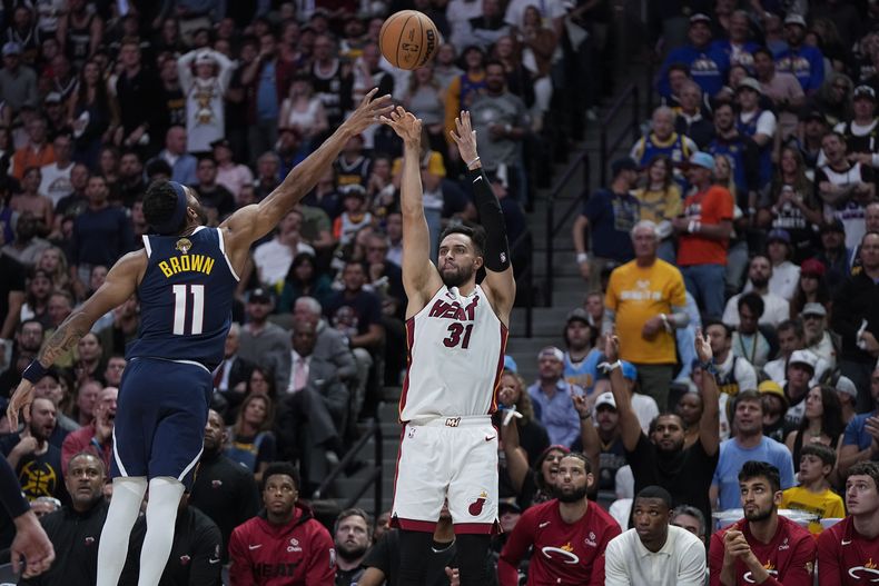 En foto del 4 de junio del 2023, el jugador del Heat de Miami Max Strus lanza el balón frente a Bruce Brown de los Nuggets de Denver en el juego 2 de las Finales de la NBA. El sábado 1 de julio del 2023, Strus es canjeado a Cleveland. (AP Foto/Mark J. Terrill)