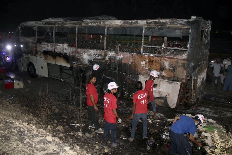 ASI-GEN PAKISTÁN-AUTOBÚS-INCENDIO