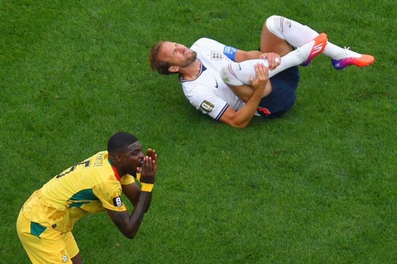 Thomas Partey, de Ghana, discute con el árbitro que le marcó una falta sobre Harry Kane, de Inglaterra, en el encuentro mundialista del martes 23 de junio de 2026 en Foxborough, Massachusetts (AP Foto/Steven Senne)
