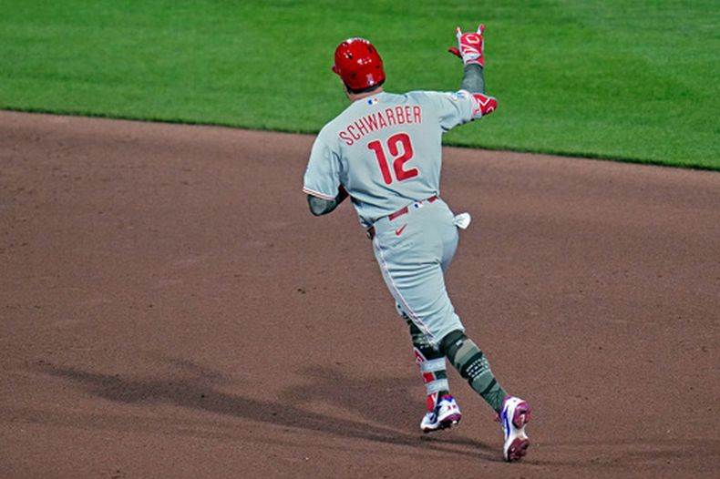 Kyle Schwarber, de los Filis de Filadelfia, recorre las bases luego de pegar un jonrón de dos carreras en el juego ante los Piratas de Pittsburgh, el viernes 15 de mayo de 2026. (AP Foto/Gene J. Puskar)