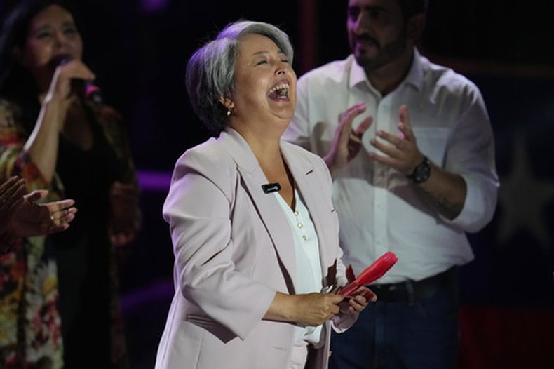 La candidata presidencial Jeannette Jara, de la coalición Unidad por Chile, ríe durante un mitin previo a la segunda vuelta de las elecciones presidenciales, el miércoles 10 de diciembre de 2025, en Santiago, Chile. (AP Foto/Esteban Félix)