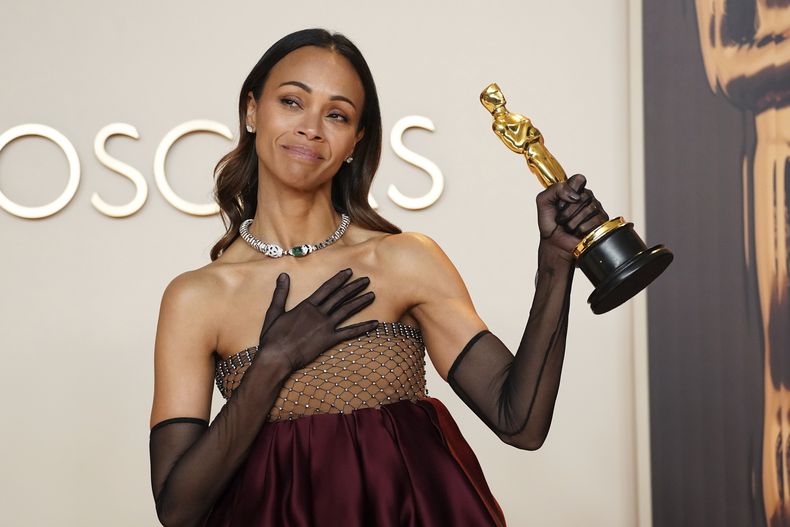 Zoe Saldañ, posa en la sala de prensa con el Oscar a mejor actriz de reparto por Emilia Pérez el domingo 2 de marzo de 2025 en el Teatro Dolby de Los Ángeles. (Foto Jordan Strauss/Invision/AP)