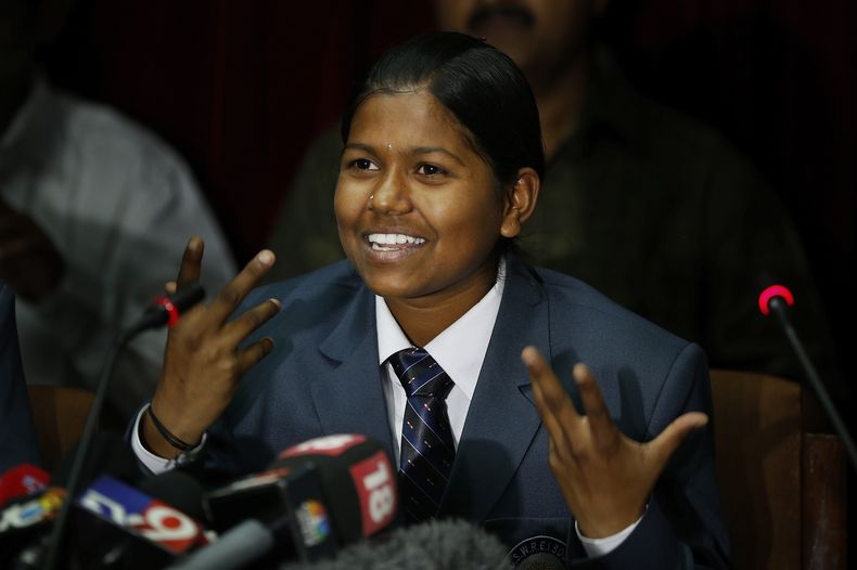 Malavath Poorna, de 13 a&ntilde;os, se convirti&oacute; en la ni&ntilde;a m&aacute;s joven en ascender al Everest, inform&oacute; una organizaci&oacute;n el mi&eacute;rcoles 6 de junio de 2014. (Foto AP/Saurabh Das)