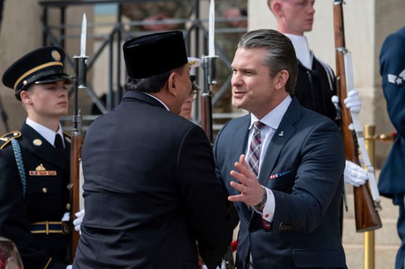 El secretario de Defensa estadounidense Pete Hegseth (d) con el ministro de Defensa de Indonesia Sjafrie Sjamsoeddin en el Pentágono en Washington, el 13 de abril del 2026. (AP foto/Kevin Wolf)